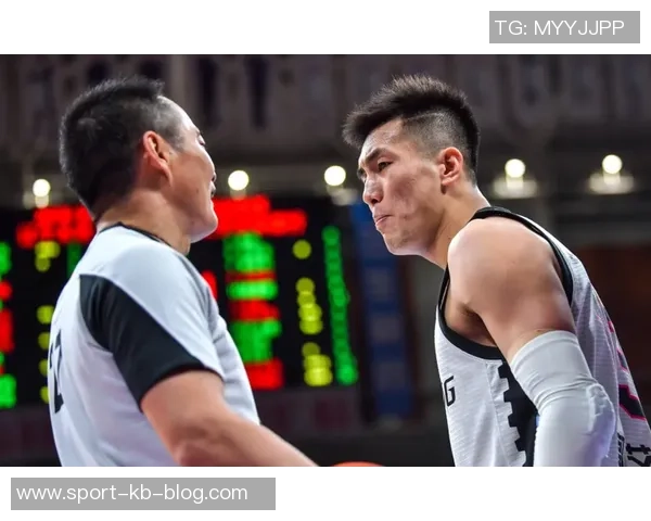 杨鸣工作室力挺遭驱逐的2T：勇于表达与行动的精神值得赞赏