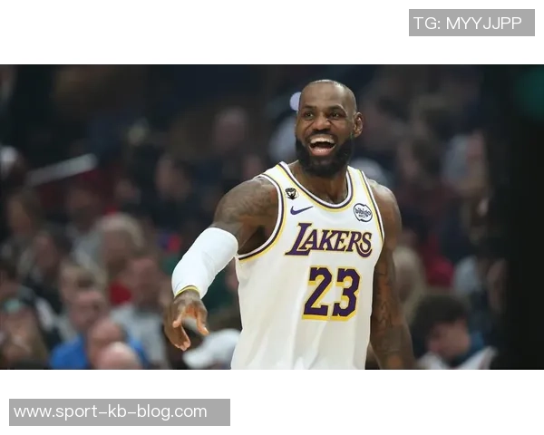 詹姆斯训练中全力指挥防守轮转声音嘶哑展现领袖风范